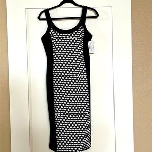 R&M Richards sleeveless knee length black & white dress w/white wavy pattern